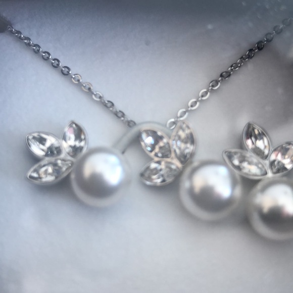 Swarovski Ladies Necklace and Earring Set. - Picture 3 of 3